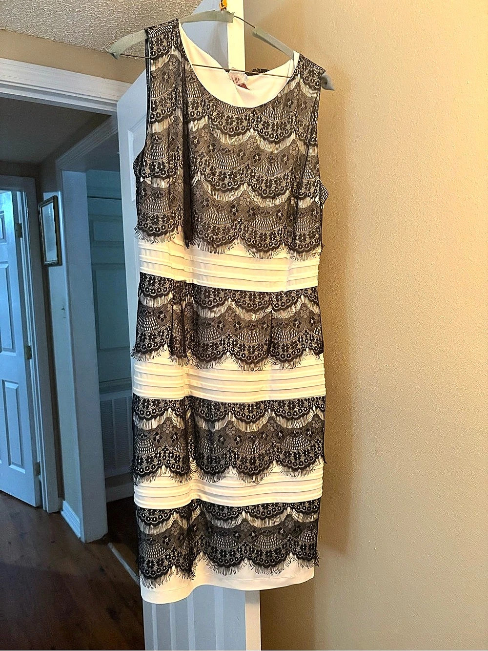Established 1962 Dress Size 16 black ivory lace sleeveless